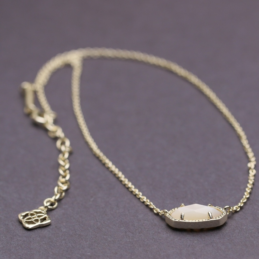 Elisa Pendant Necklace in Ivory Pearl